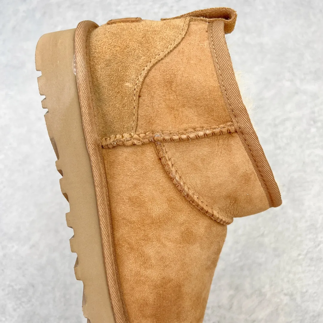 Pick up locally 💰520 UGG Zhou Dongyu's same style 6109 classic autumn and winter sheep fur integrated snow boots. All shoes are made from ZP. Longfeng A-grade Australian imported sheep fur integrated men's and women's boots. Brand OEM production line. Fully follow the ZP process. OEM original pattern maker. Adhering to the principle of no original shoes and no development selection. Pay attention to every detail. The most authentic version on the market TREADLITE "Light Wing" technology outsole Lightweight/durable/flexible/pile type [solemn after-sales commitment] If there are major quality problems such as degumming/broken bottom within one month, we will directly replace it with a new one for you! Size: 35 36 37 38 39 40 41 42 43 44 45 Coding: by2936050
